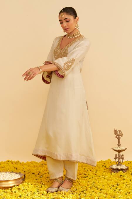 Shop Sheetal Batra Ivory Embroidery V-neck Haayat Kaftan With Salwar Online at Aza Fashions Shop_Sheetal Batra_Ivory Embroidery V-neck Haayat Kaftan With Salwar _Online_at_Aza_Fashions