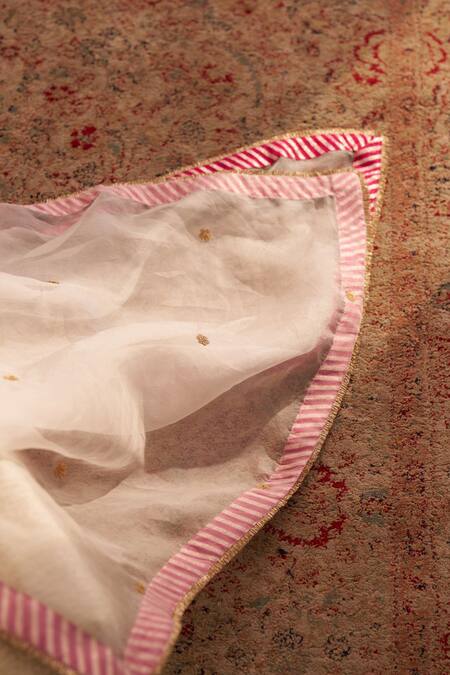 Buy_Sheetal Batra_Ivory Embroidery Split V-neck Mehza Kurta Set 