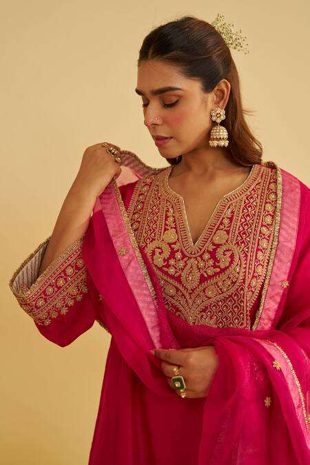 Sheetal Batra_Pink Embroidery V-neck Mehza Kurta Set _Online_at_Aza_Fashions