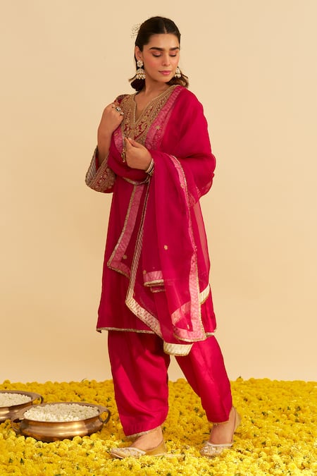 Sheetal Batra_Pink Embroidery V-neck Mehza Kurta Set _at_Aza_Fashions