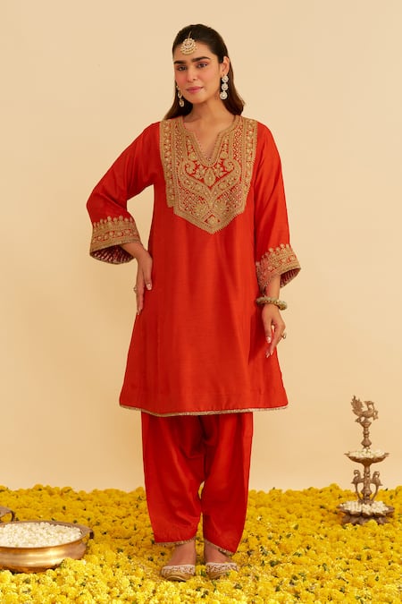 Shop Sheetal Batra Orange Embroidery V-neck Mehza Kurta Set Online at Aza Fashions Shop_Sheetal Batra_Orange Embroidery V-neck Mehza Kurta Set _Online_at_Aza_Fashions