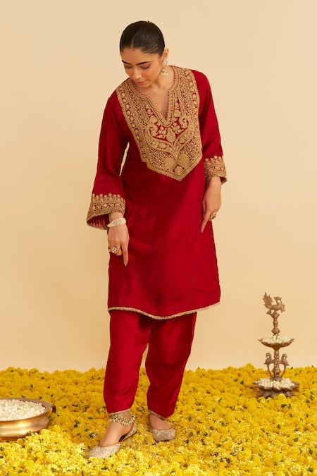Sheetal Batra_Red Embroidery Split V-neck Mehza Kurta Set _at_Aza_Fashions