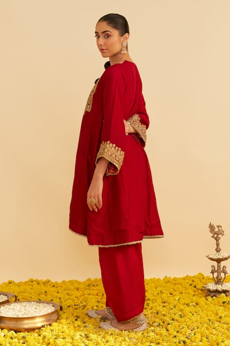 Shop_Sheetal Batra_Red Embroidery Split V-neck Mehza Kurta Set _at_Aza_Fashions