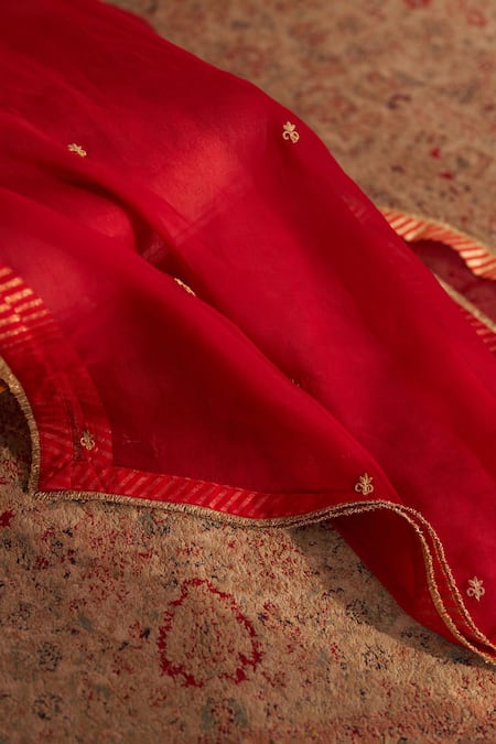 Sheetal Batra_Red Silk Organza Embroidery Split V-neck Mehza Kurta Set _Online_at_Aza_Fashions