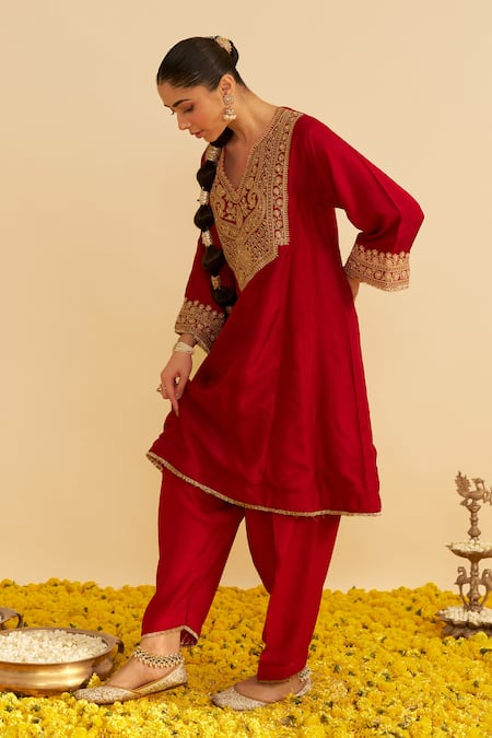 Buy_Sheetal Batra_Red Silk Organza Embroidery Split V-neck Mehza Kurta Set _Online_at_Aza_Fashions
