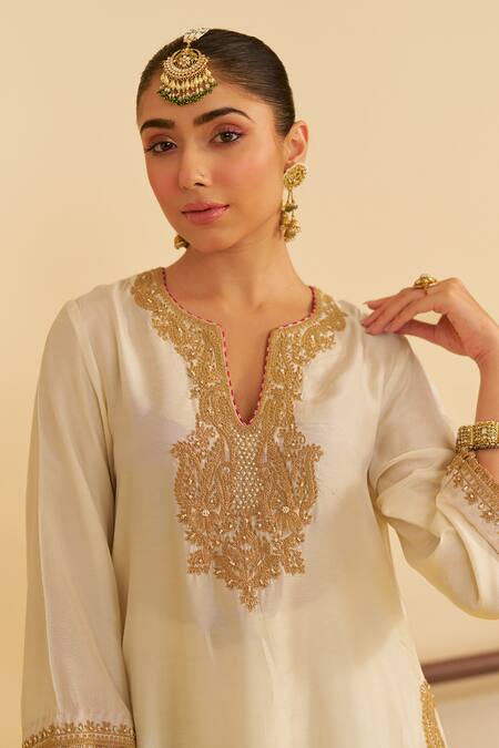 Buy_Sheetal Batra_Ivory Embroidery Round Neck Amaya Kaftan Set 