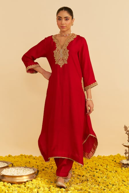 Sheetal Batra_Red Embroidery Split V-neck Amaya Kaftan Set _at_Aza_Fashions