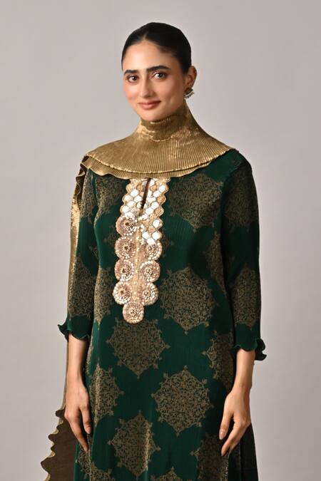 Shop Kiran Uttam Ghosh Gold Polyester Pleated Designer Dupatta Online at Aza Fashions Shop_Kiran Uttam Ghosh_Gold Polyester Pleated Designer Dupatta _Online_at_Aza_Fashions