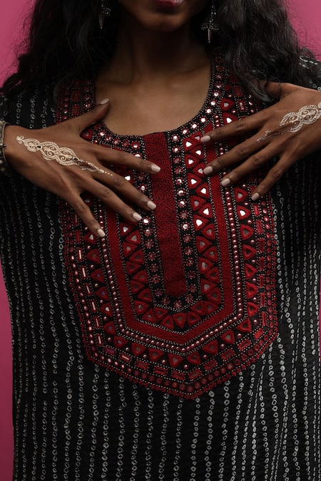 Buy_Pink City By Sarika_Black Silk Mirrors Round Neck Bandhani Magic Kaftan 