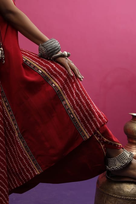 Pink City By Sarika_Red Silk Mirrors, Embroidery Round Neck Mangalya Bandhani Cape Set _Online_at_Aza_Fashions