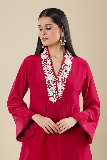 Samyukta Singhania_Red Crepe Metallic Thread V-neck Kurta Set _at_Aza_Fashions