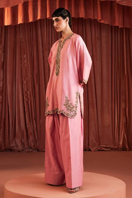 Akara_Blush Chanderi Silk Embroidery V-neck Pink Kurta Set _Online_at_Aza_Fashions