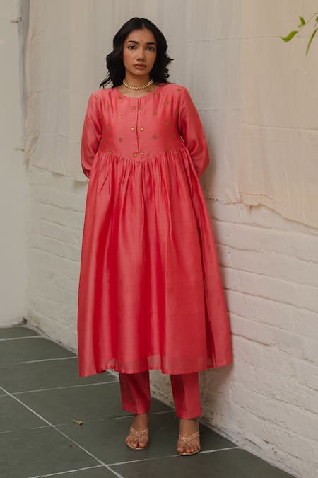 KAJAL AGRAWAL_Pink Chanderi Silk Embroidery Round Neck Ishra Kurta Set _Online_at_Aza_Fashions