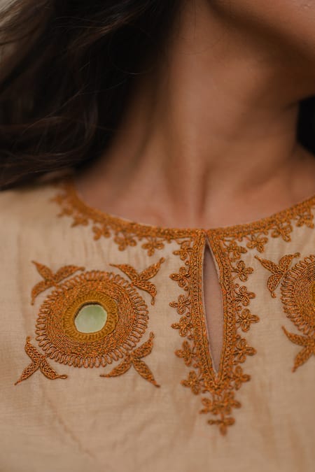 Buy_KAJAL AGRAWAL_Beige Chanderi Silk Embroidery Round Neck Arya Kurta Set 