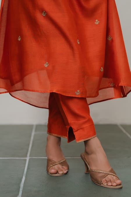 Buy_KAJAL AGRAWAL_Rust Chanderi Silk Embroidery V-neck Aryahi Kurta Set _Online_at_Aza_Fashions