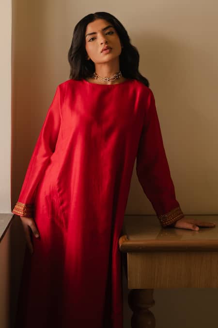 KAJAL AGRAWAL_Red Chanderi Silk Embroidery Round Neck Ishara Straight Kurta Set _Online_at_Aza_Fashions