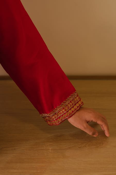 KAJAL AGRAWAL_Red Chanderi Silk Embroidery Round Neck Ishara Straight Kurta Set _at_Aza_Fashions