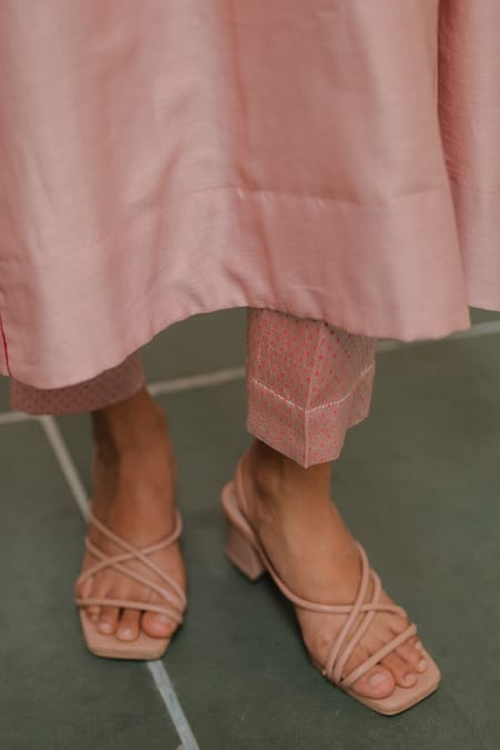 KAJAL AGRAWAL_Pink Chanderi Silk Round Neck Pavani Handwoven Kurta Set _Online_at_Aza_Fashions