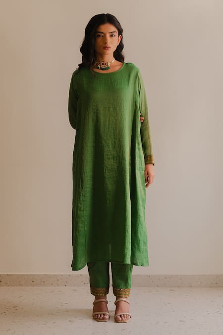 KAJAL AGRAWAL_Green Handloom Cotton Embroidery Round Neck Gaur Handwoven Kurta Set _Online_at_Aza_Fashions
