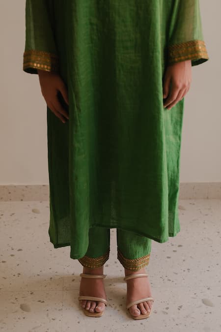 Buy_KAJAL AGRAWAL_Green Handloom Cotton Embroidery Round Neck Gaur Handwoven Kurta Set _Online_at_Aza_Fashions