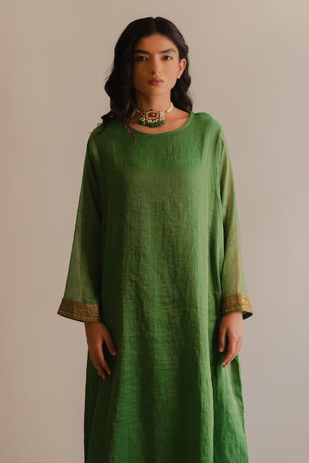 Shop_KAJAL AGRAWAL_Green Handloom Cotton Embroidery Round Neck Gaur Handwoven Kurta Set _Online_at_Aza_Fashions
