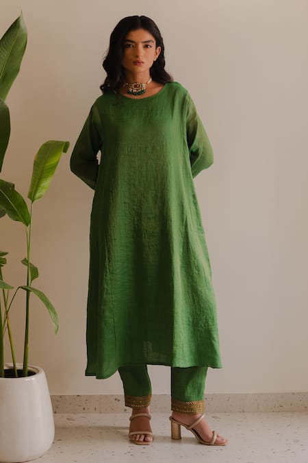 KAJAL AGRAWAL_Green Handloom Cotton Embroidery Round Neck Gaur Handwoven Kurta Set _at_Aza_Fashions