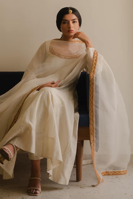 KAJAL AGRAWAL_Ivory Chanderi Silk Embroidery Square Neck Meera Handwoven Anarkali Set _Online_at_Aza_Fashions