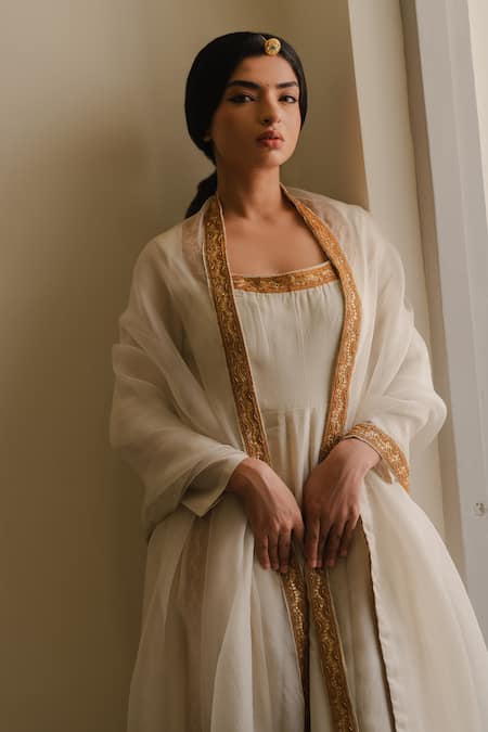 Buy_KAJAL AGRAWAL_Ivory Chanderi Silk Embroidery Square Neck Meera Handwoven Anarkali Set _Online_at_Aza_Fashions
