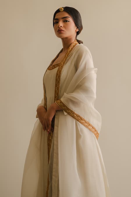 KAJAL AGRAWAL_Ivory Chanderi Silk Embroidery Square Neck Meera Handwoven Anarkali Set _at_Aza_Fashions