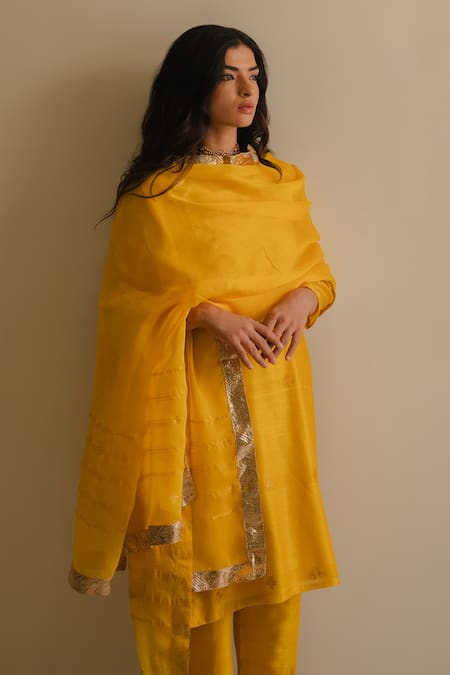 KAJAL AGRAWAL_Yellow Chanderi Silk Round Neck Shubha Butti Pattern Kurta Set _Online_at_Aza_Fashions