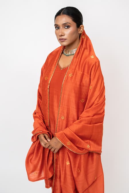 KAJAL AGRAWAL_Rust , Silk Embroidery V-neck Umber Butti Pattern Kurta Set _at_Aza_Fashions