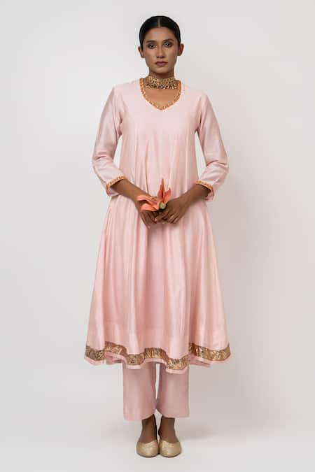 KAJAL AGRAWAL_Pink Chanderi Silk, Organza V-neck Swan Handwoven Kurta Set _Online_at_Aza_Fashions