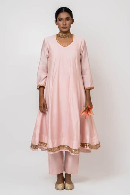Buy_KAJAL AGRAWAL_Pink Chanderi Silk, Organza V-neck Swan Handwoven Kurta Set _Online_at_Aza_Fashions