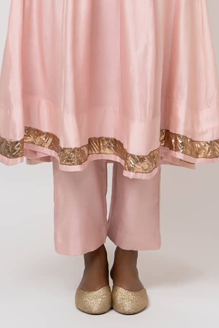 KAJAL AGRAWAL_Pink Chanderi Silk, Organza V-neck Swan Handwoven Kurta Set _at_Aza_Fashions