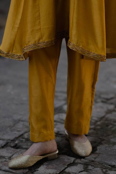 KAJAL AGRAWAL_Mustard Chanderi Silk Zari, Embroidery Round Neck Sunlight Handwoven Kurta Set _Online_at_Aza_Fashions