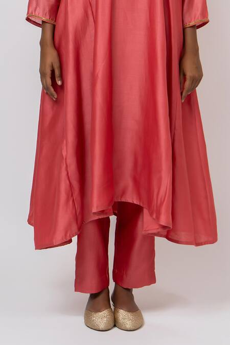 KAJAL AGRAWAL_Peach Chanderi , Organza, Embroidery Round Neck Medusa Hand Kurta Set _Online_at_Aza_Fashions