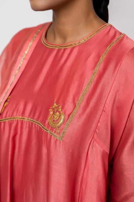 Buy_KAJAL AGRAWAL_Peach Chanderi , Organza, Embroidery Round Neck Medusa Hand Kurta Set _Online_at_Aza_Fashions