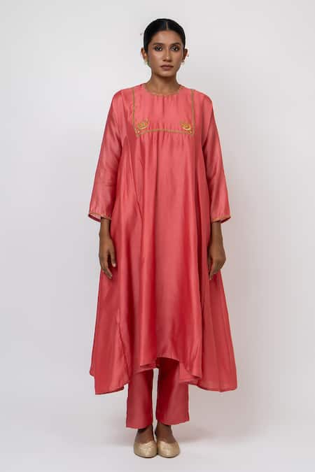 Shop_KAJAL AGRAWAL_Peach Chanderi , Organza, Embroidery Round Neck Medusa Hand Kurta Set _Online_at_Aza_Fashions