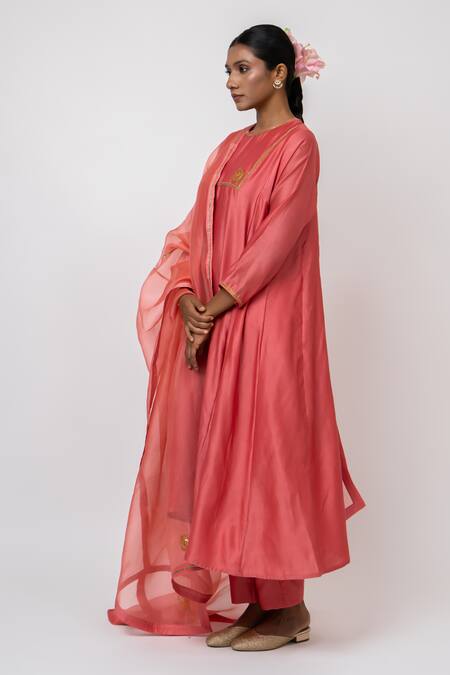 KAJAL AGRAWAL_Peach Chanderi , Organza, Embroidery Round Neck Medusa Hand Kurta Set _at_Aza_Fashions