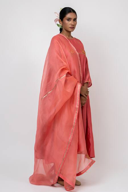 Buy_KAJAL AGRAWAL_Peach Chanderi , Organza, Embroidery Round Neck Medusa Hand Kurta Set 