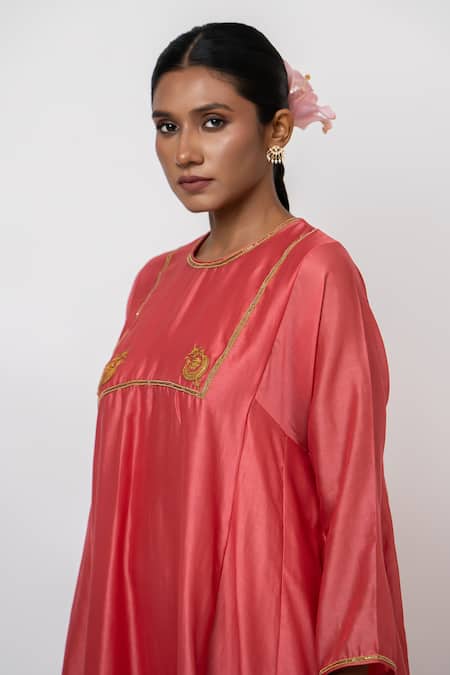 Shop_KAJAL AGRAWAL_Peach Chanderi , Organza, Embroidery Round Neck Medusa Hand Kurta Set 