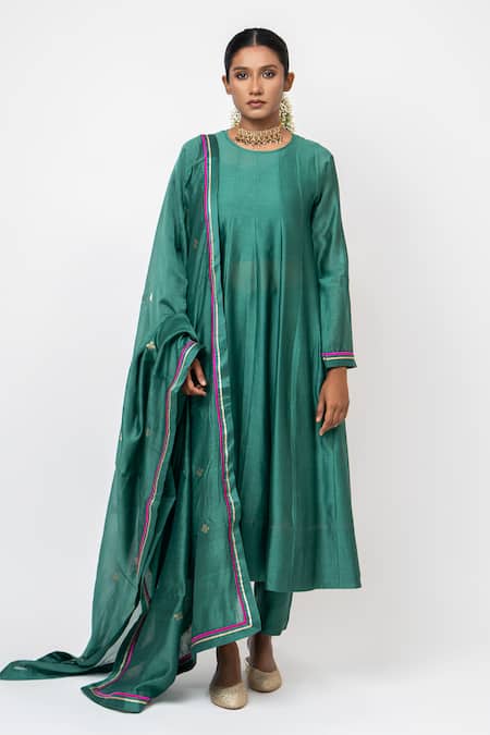 KAJAL AGRAWAL_Green Chanderi Silk Embroidery Round Neck Sky And Water Handwoven Anarkali Set _Online_at_Aza_Fashions