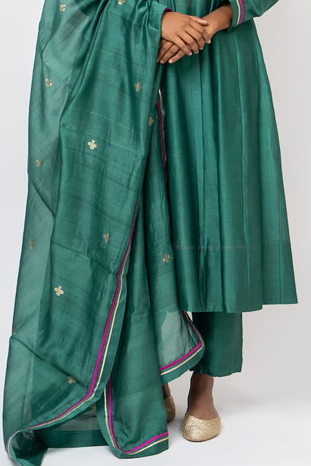 Buy_KAJAL AGRAWAL_Green Chanderi Silk Embroidery Round Neck Sky And Water Handwoven Anarkali Set 
