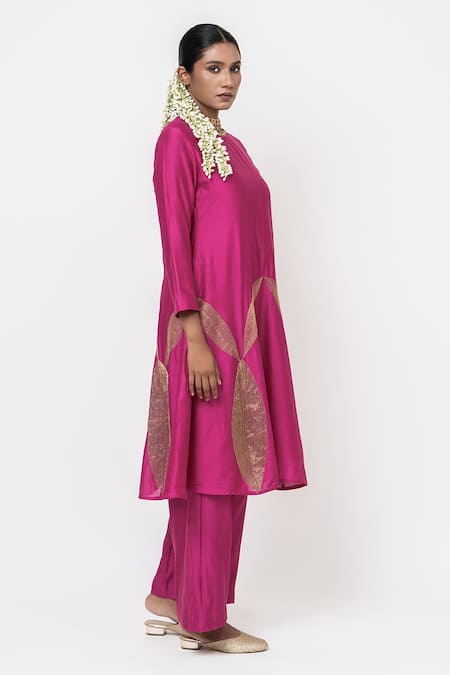 KAJAL AGRAWAL_Pink Chanderi Silk Embroidery Round Neck Duckweed Handwoven Kurta Set _Online_at_Aza_Fashions