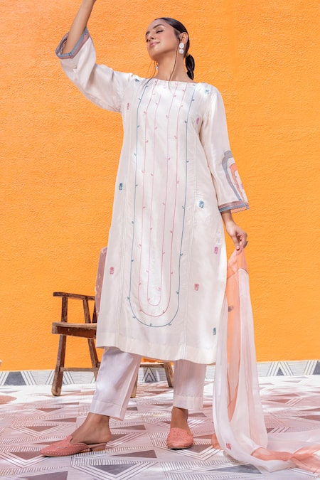 Buy_Janki India_Ivory Dupion Embroidery Round Neck Silk Kurta Set 