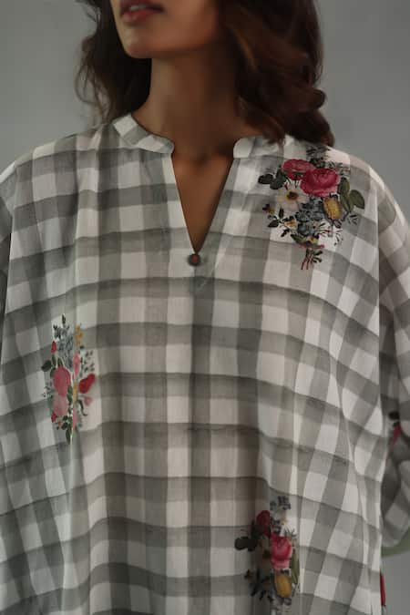 Roza_Gray Linen Embroidery Split V-neck Florentine Checkered Print Kurta And Pant Set _at_Aza_Fashions