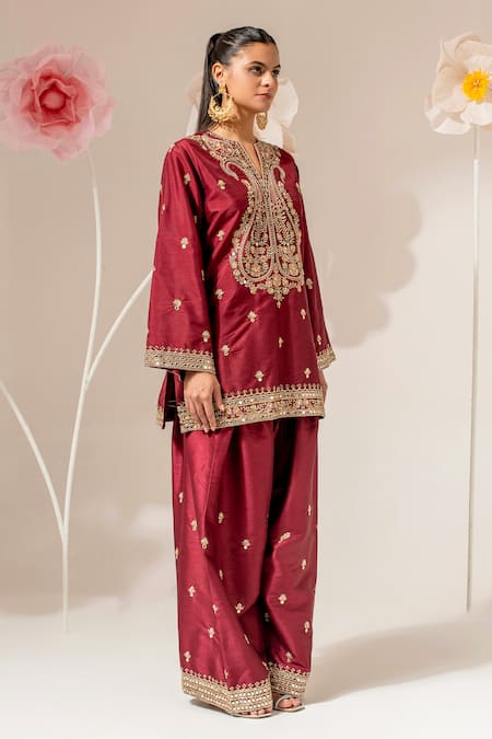 Buy_Akara_Maroon Silk, Organza Embroidery Split V-neck Paisley Kurta Set _Online_at_Aza_Fashions