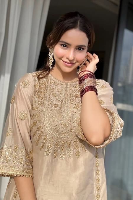 saina kapoor Beige Chanderi Embroidery, Zari Round Neck Choga Set at Aza Fashions saina kapoor_Beige Chanderi Embroidery, Zari Round Neck Choga Set _at_Aza_Fashions