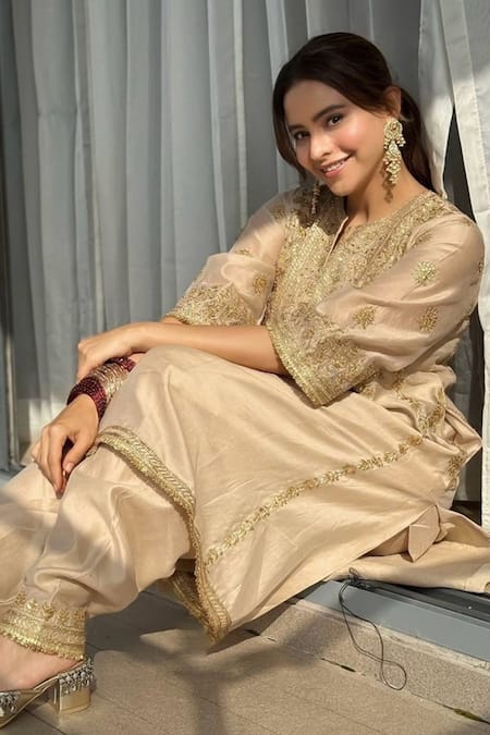 Buy saina kapoor Beige Chanderi Embroidery, Zari Round Neck Choga Set Buy_saina kapoor_Beige Chanderi Embroidery, Zari Round Neck Choga Set
