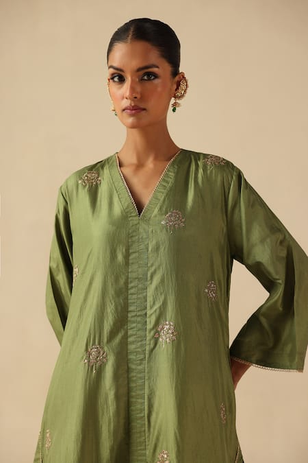 Buy_Begum_Green Silk, Hemp, Organza Embroidery, Sequins V-neck Kohinoor Kurta Pant Set 